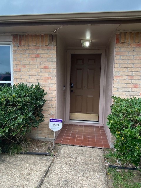 Inviting tiled entry.  Large front patio