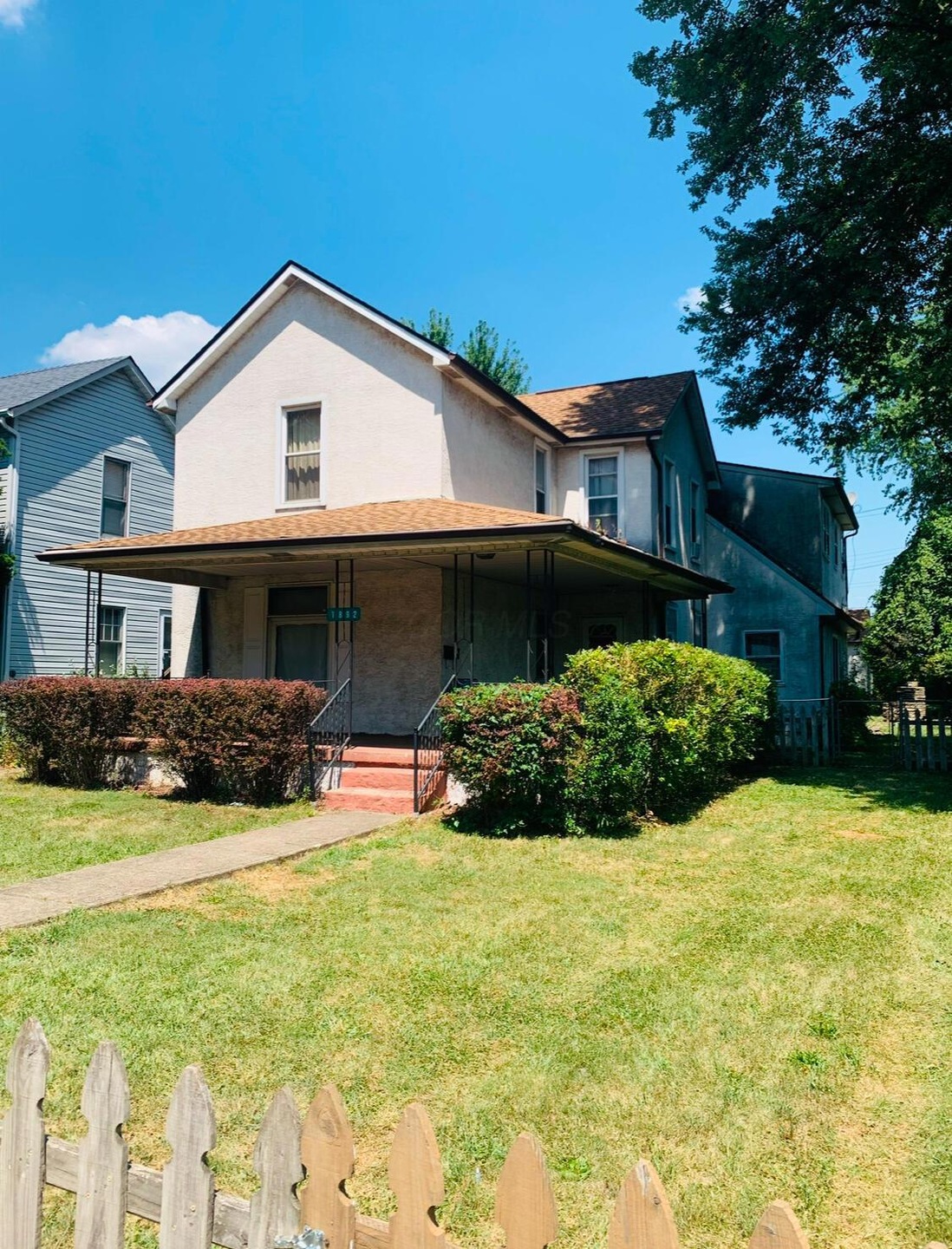 1892-1892 1/2 Denue Avenue
