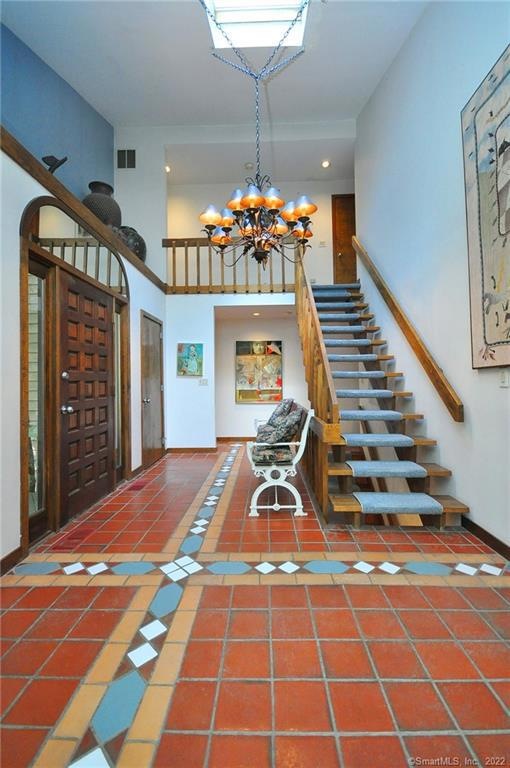 Welcome to 25 Woodhaven Drive in Simsbury, Connect