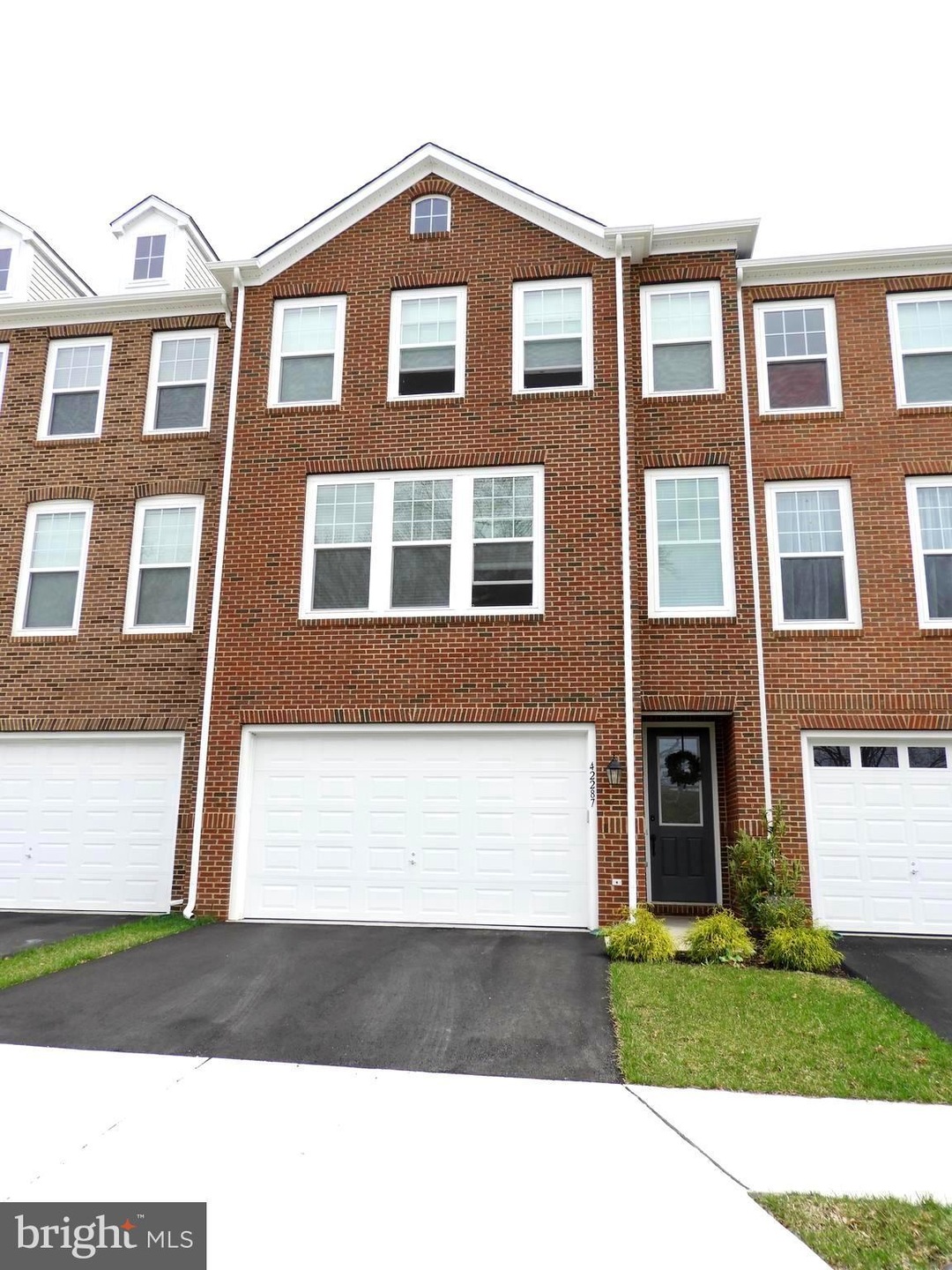 42287 Lancaster Woods Square, Chantilly, VA 20152 - photo 1