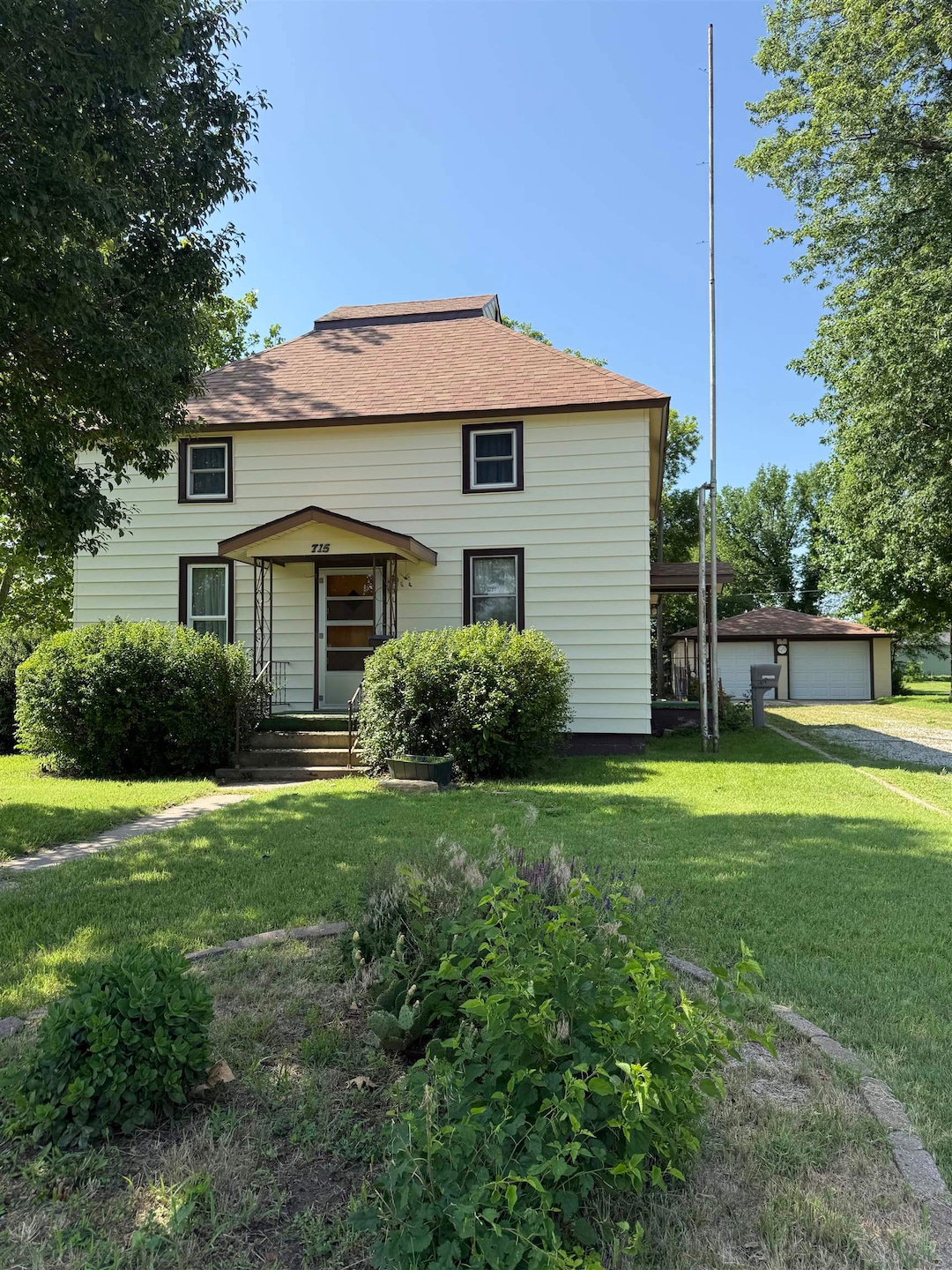 715 W 12th St, Larned, KS 67550 - photo 1