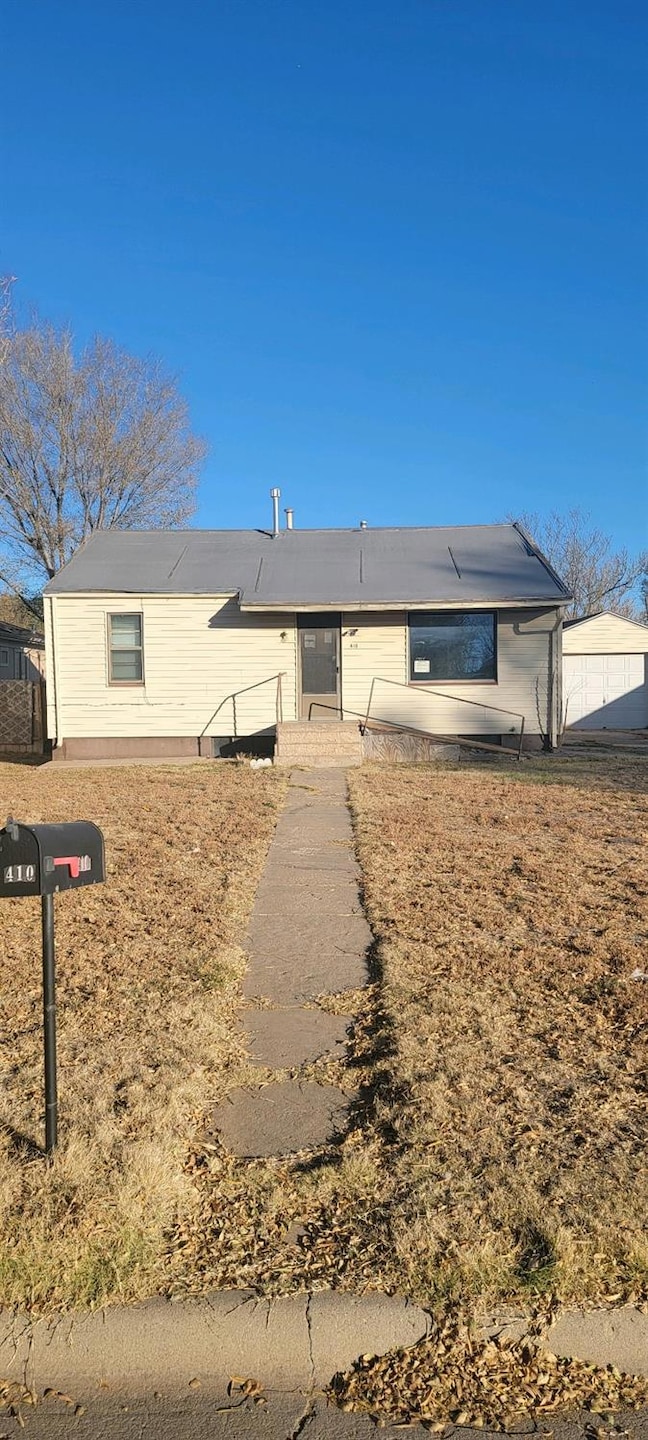 410 S Jefferson St, Hugoton, KS 67951 - photo 1