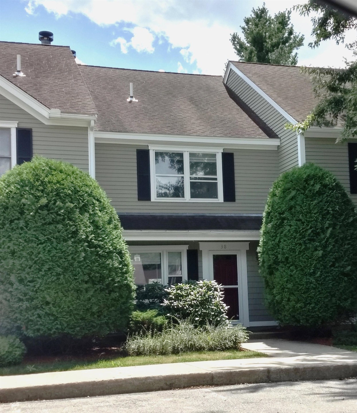 Welcome to 38 Cadogan Way!  (Pictures from prior rental listing in 2022.)2 02
