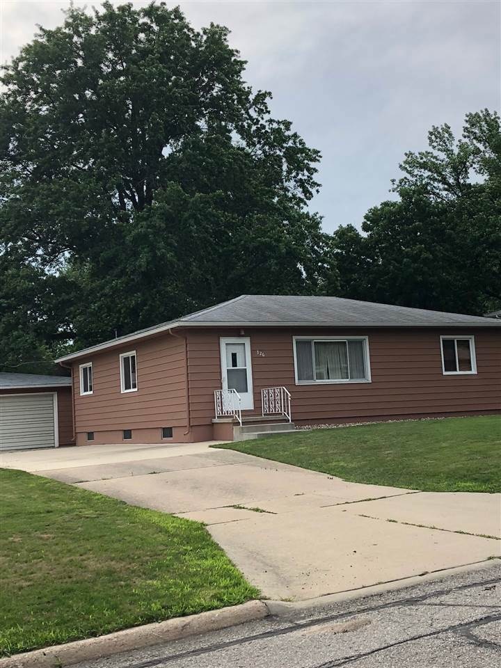 326 N Francis St, Cedar Falls, IA 50613 - photo 1