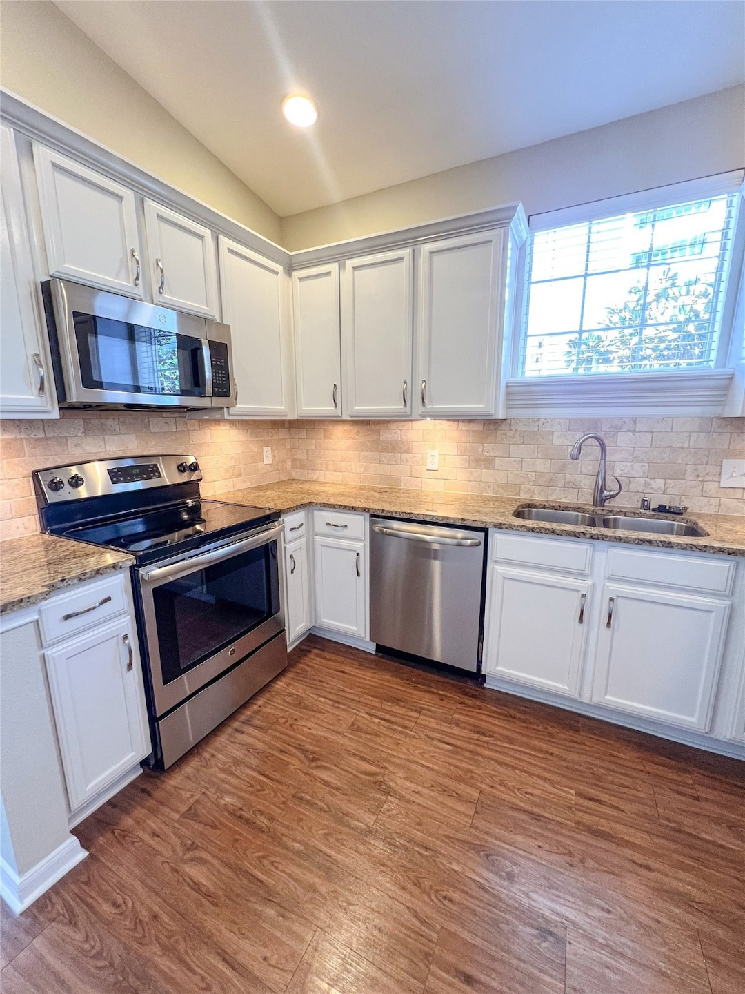 Beautiful & bright kitchen with stainless steel ap