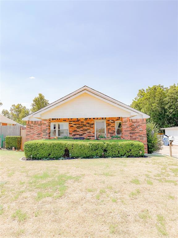View of front facade featuring a front lawn
