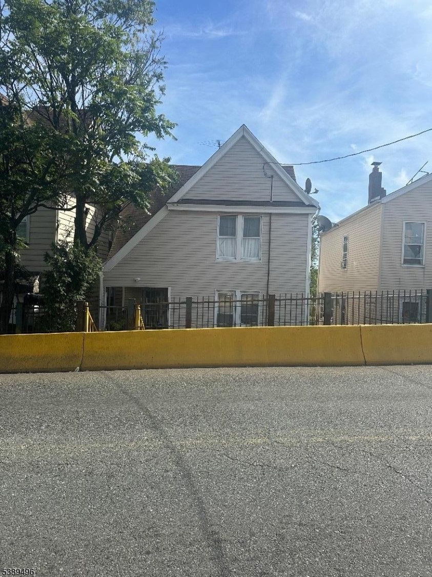 Pending $599,999 • Co-Listing Agent