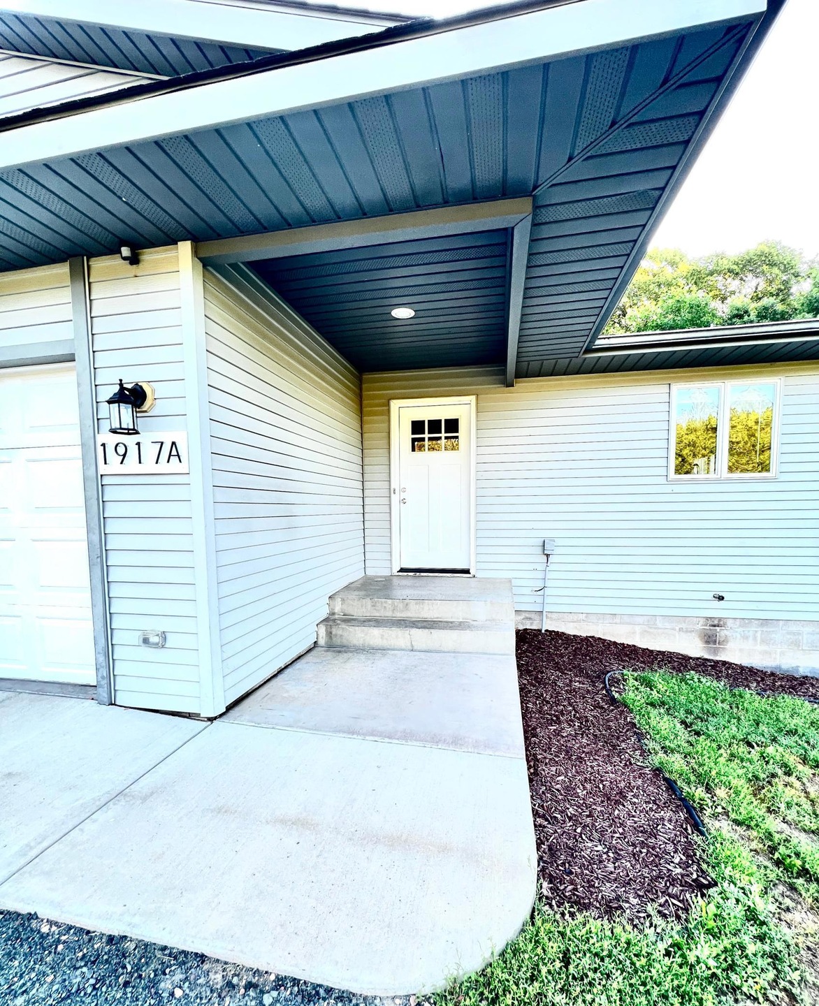 Spacious executive end unit twinhome for lease. Close commute to Twin Cities.  Immediate Availability!