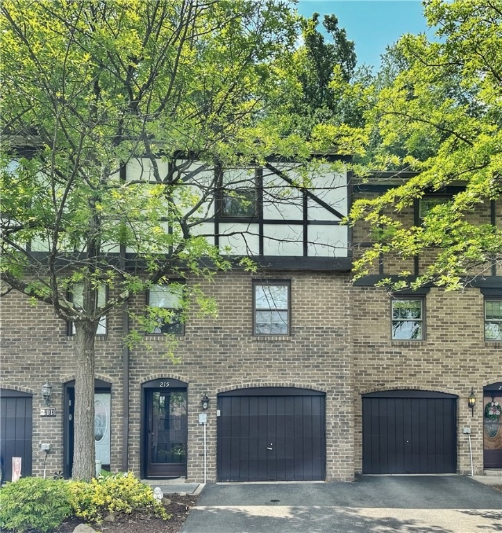 Welcome to 215 Newton Sq!