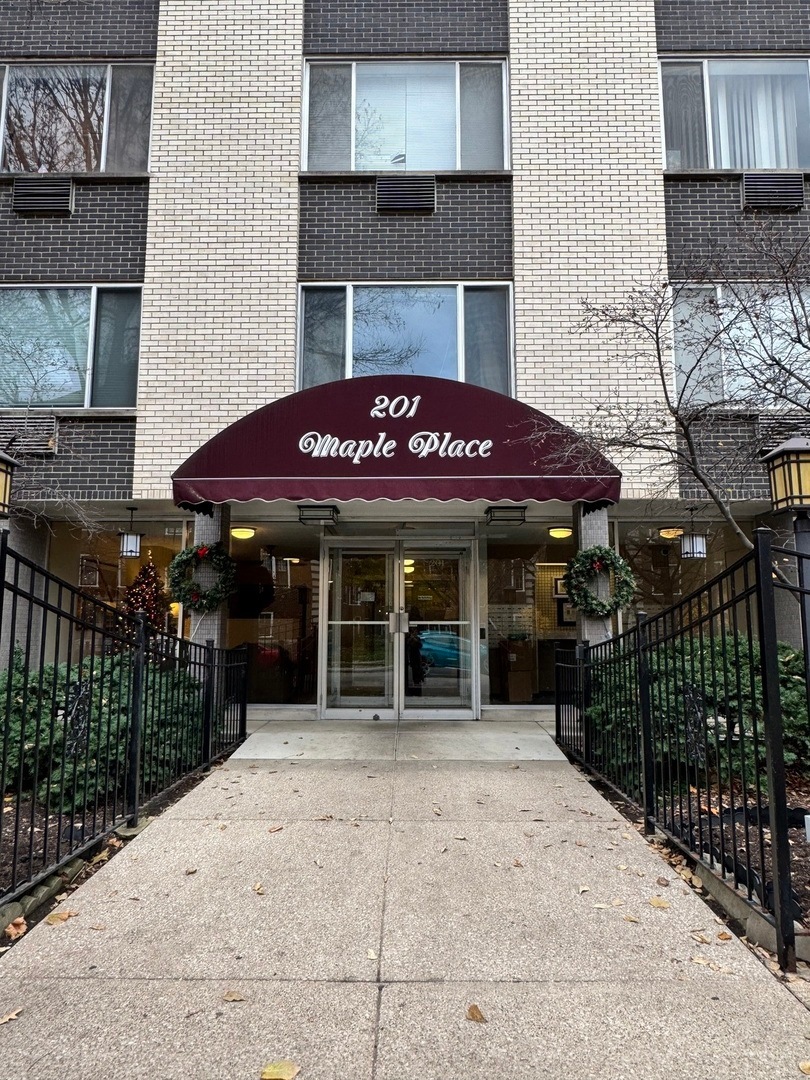 201 S Maple Ave unit 411, Oak Park, IL 60302 - photo 1