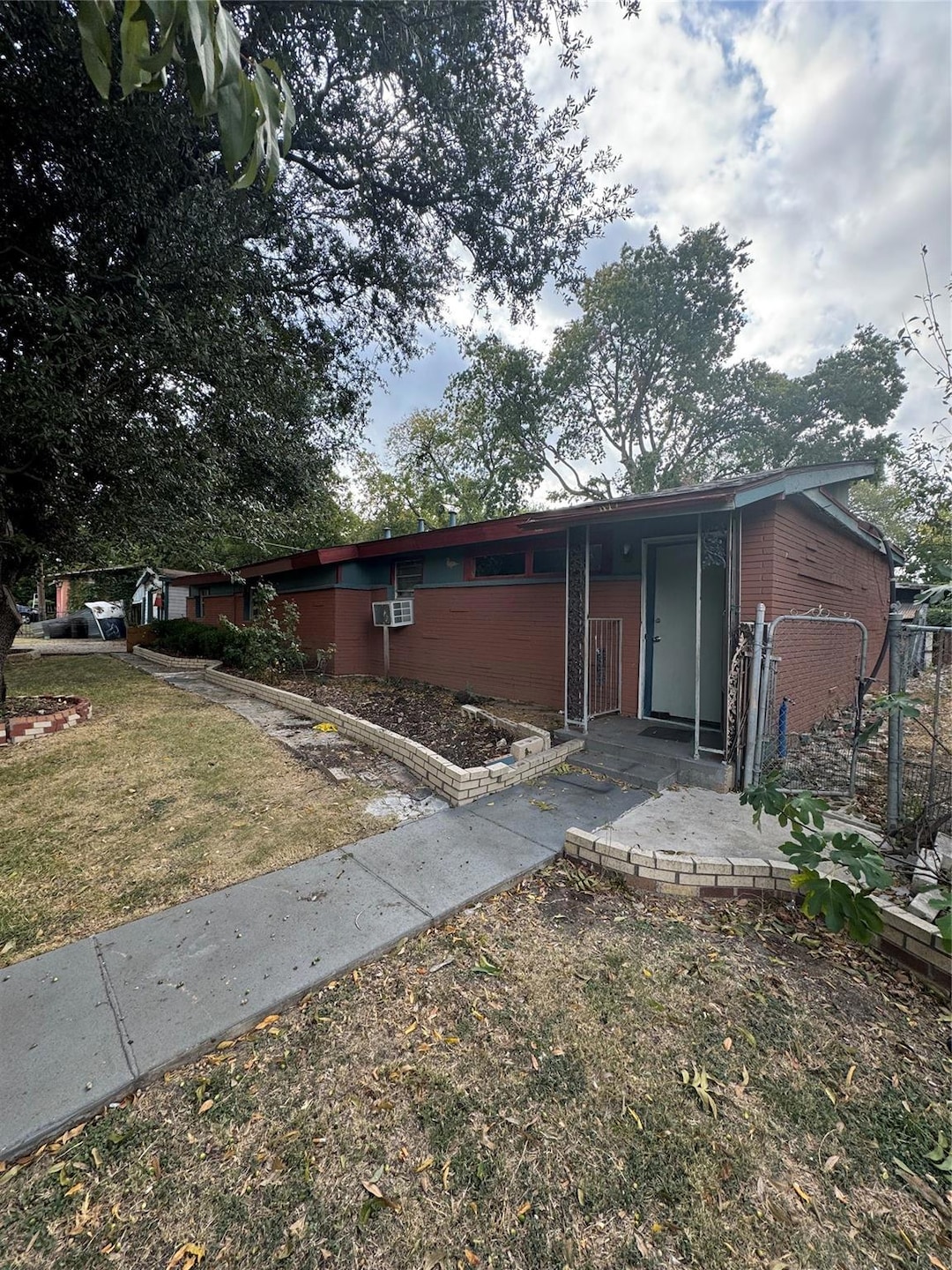 View of front of house featuring a front yard