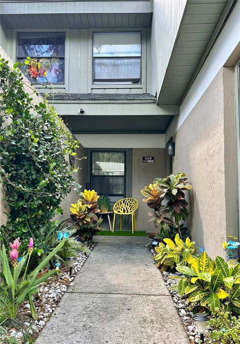 Lovely, private little court yard entrance