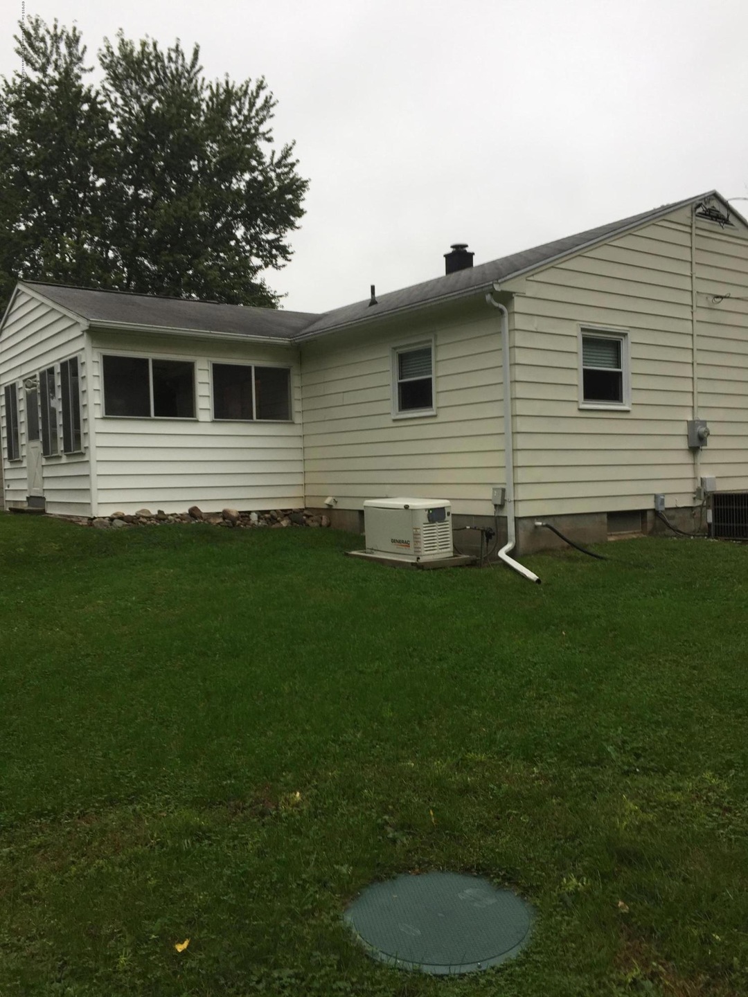 3445 Rolfe Sideyard