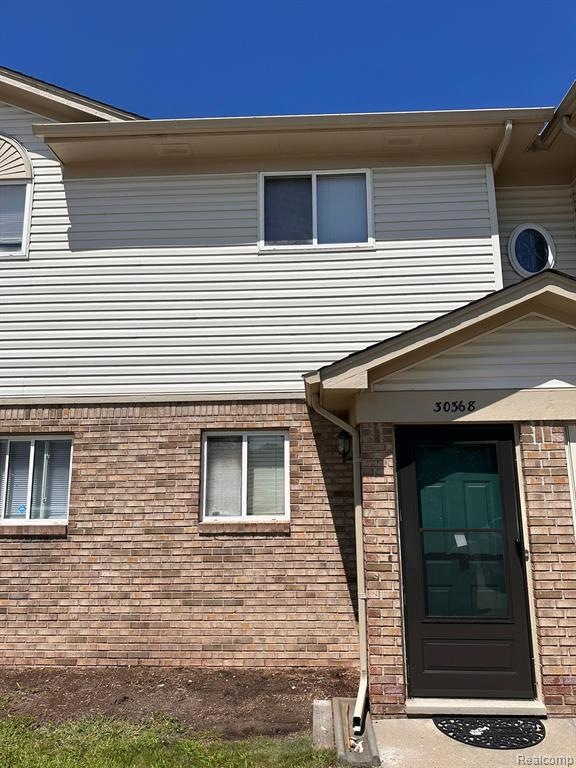 30368 Wedgewood Cir, Roseville, MI 48066 - photo 1