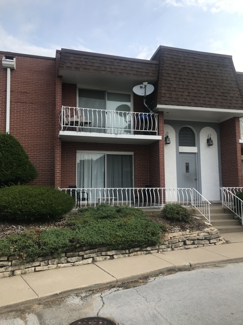 18203 Exchange Ave unit 5, Lansing, IL 60438 - photo 1