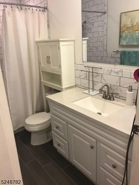 639 Cricket Ln, Woodbridge, NJ 07095 - photo 1