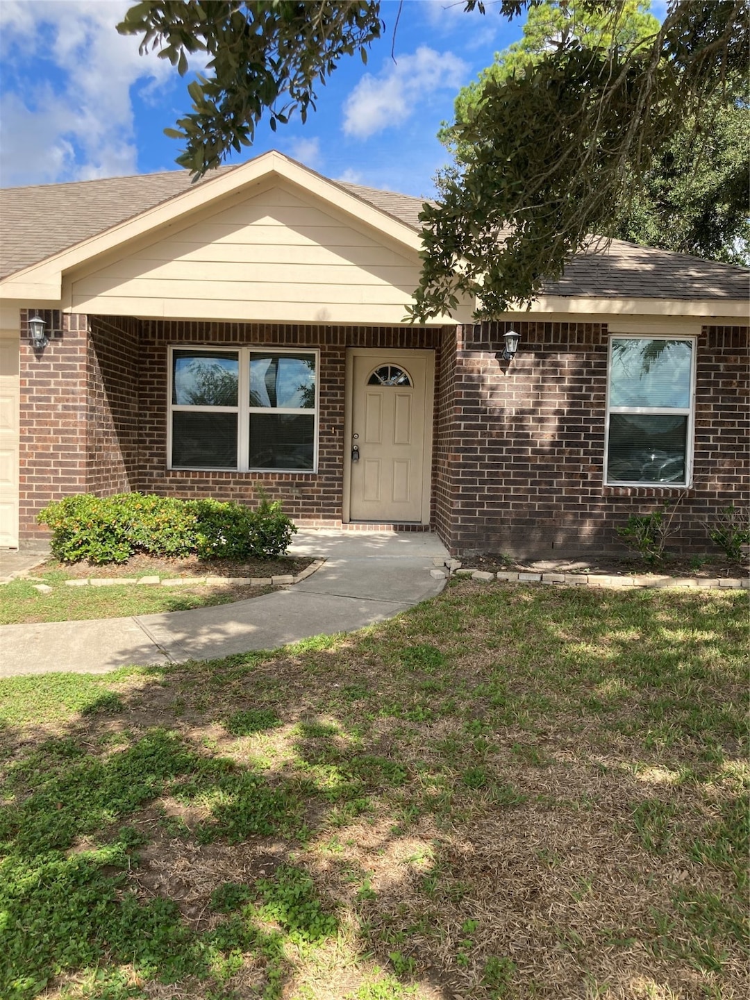 1316 W Dumble St, Alvin, TX 77511 - photo 1