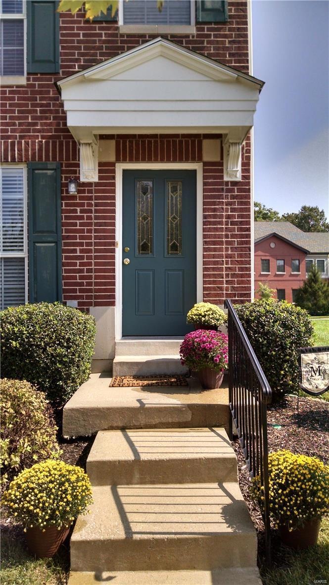 Wonderful townhouse! Must see! Inviting entry to t