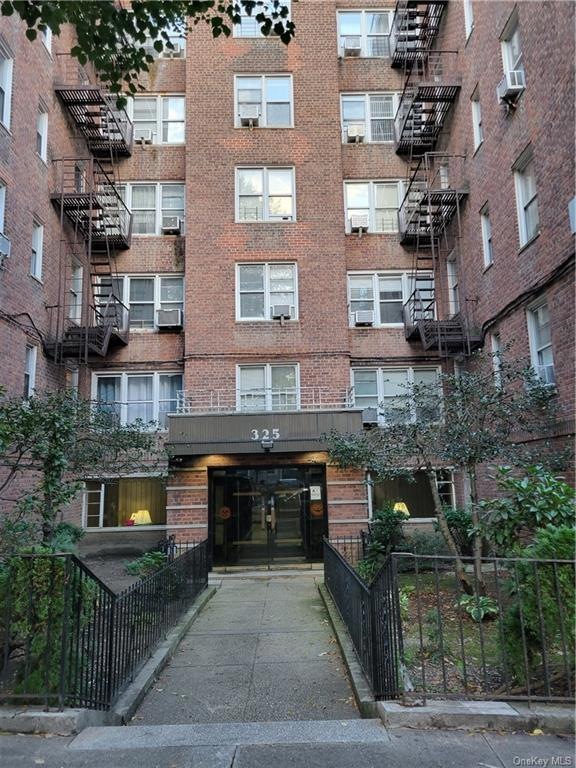 325 E 201 St unit 2 H, Bronx, NY 10458 - photo 1