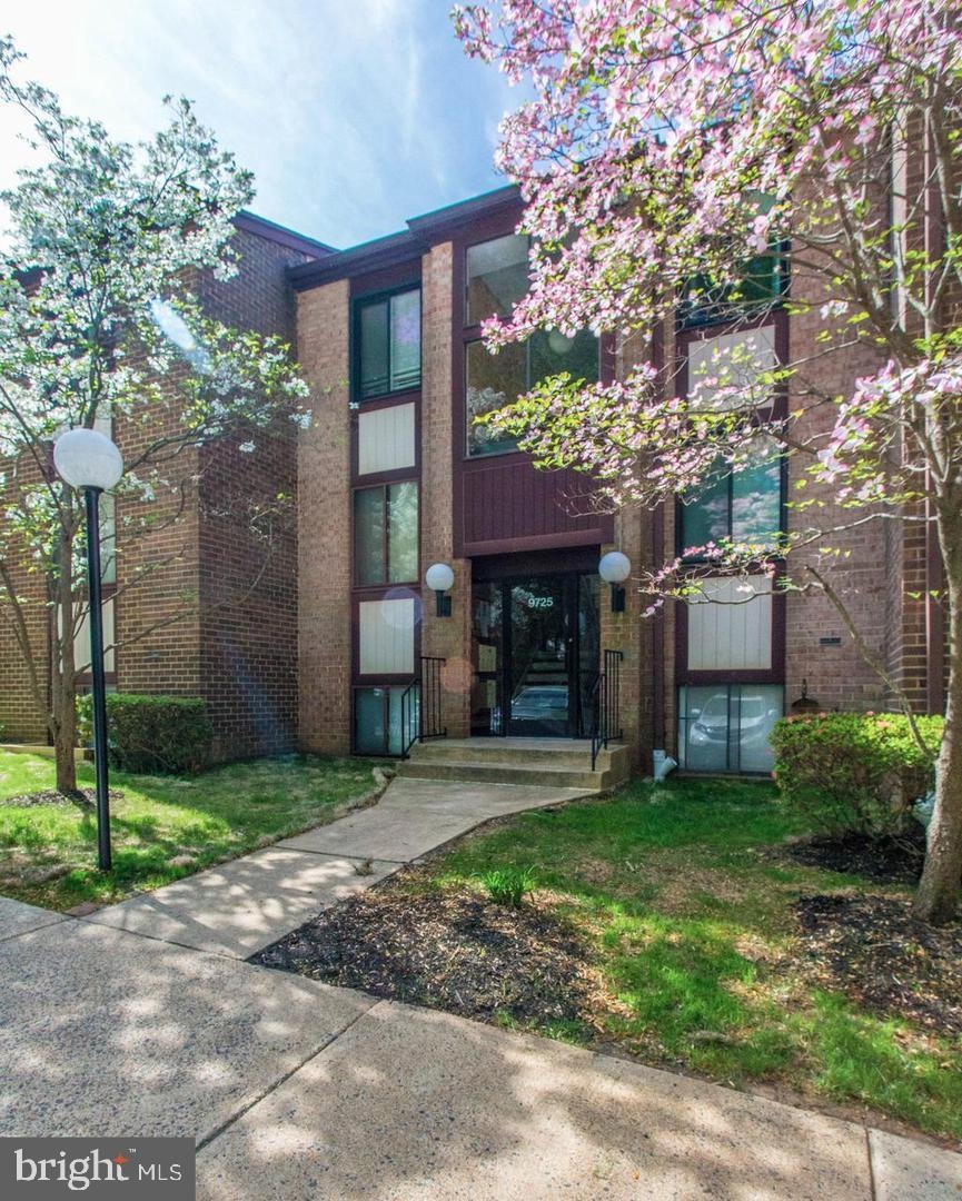9725 Kings Crown Ct unit 1, Fairfax, VA 22031 - photo 1