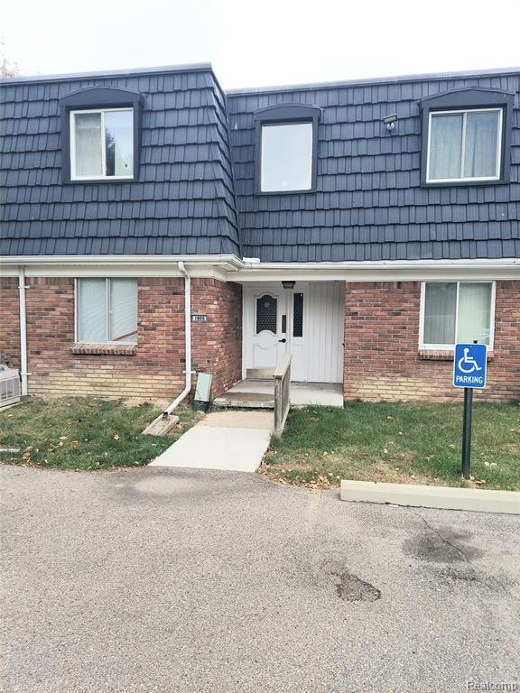 1806 Colonial Village Way unit 3, Waterford, MI 48328 - photo 1