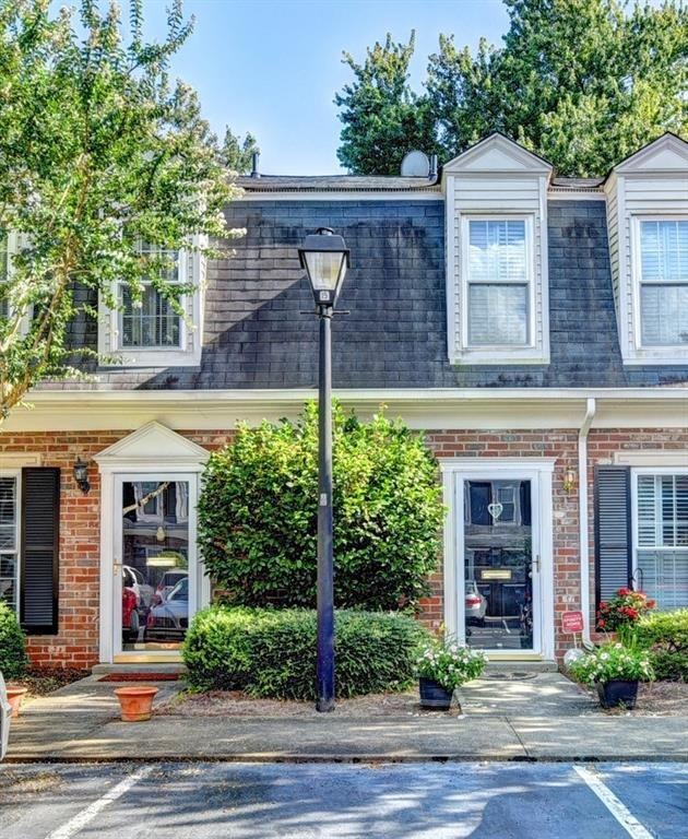 Elegant English-style traditional Brick Townhome i