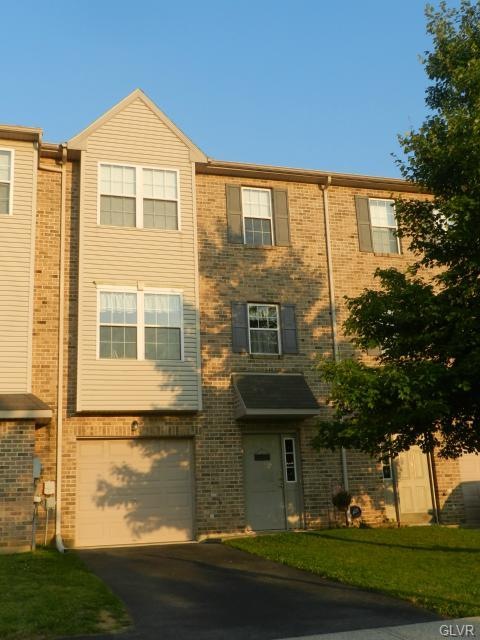 Beautifully kept easy living townhouse