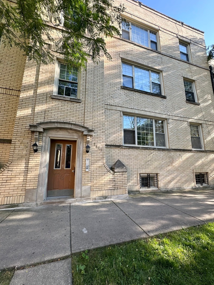 2821 W Rosemont Ave unit 2, Chicago, IL 60659 - photo 1