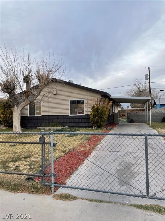 Front view with property rolling gate extra securi