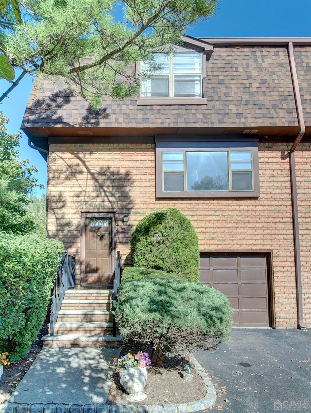 End unit - private location