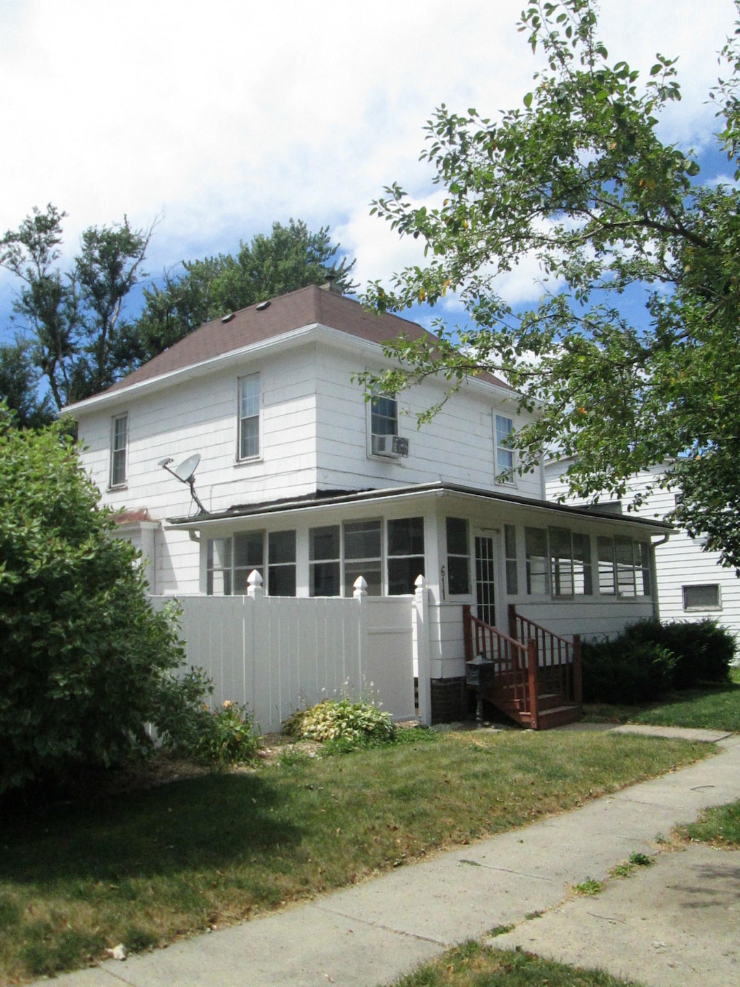 611 Tama St Front