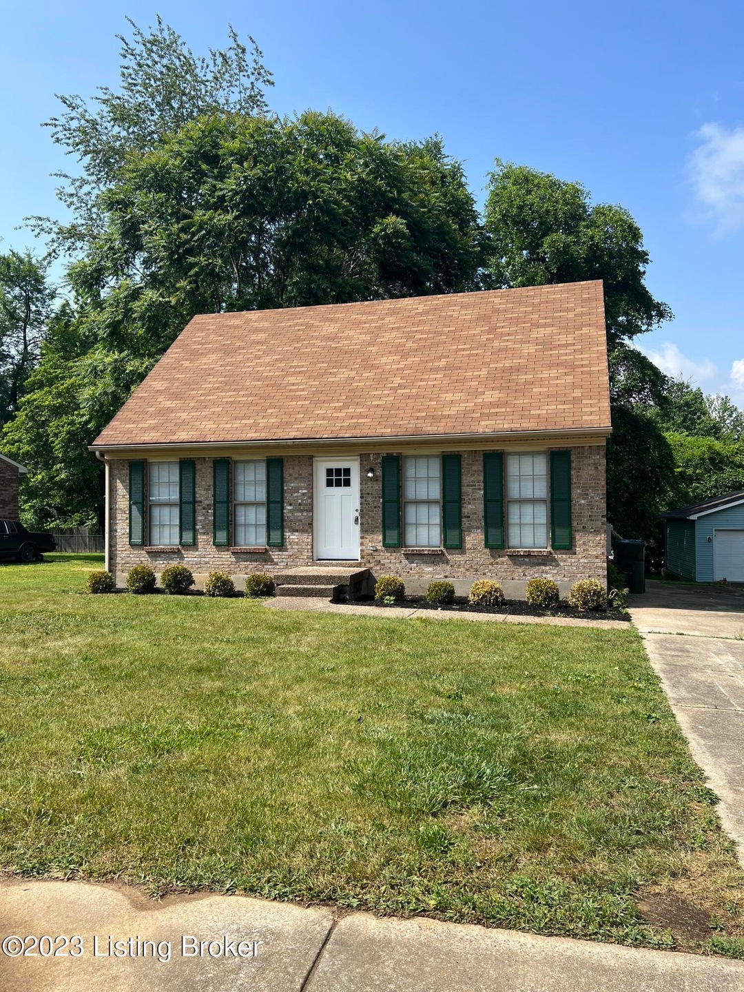 6611 Burlwood Dr, Louisville, KY 40229 - photo 1