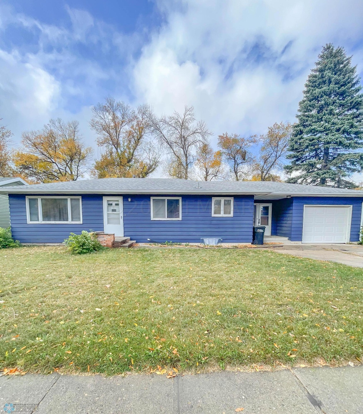 702 Elm St, West Fargo