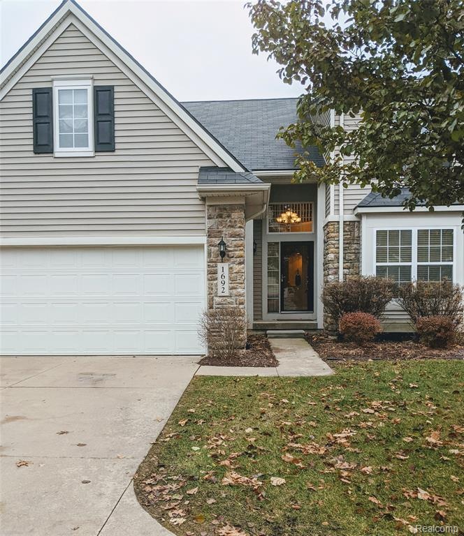Beautiful end unit condo