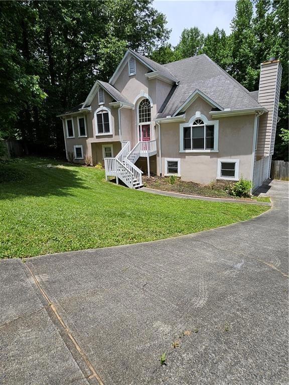 View of front facade with a front yard