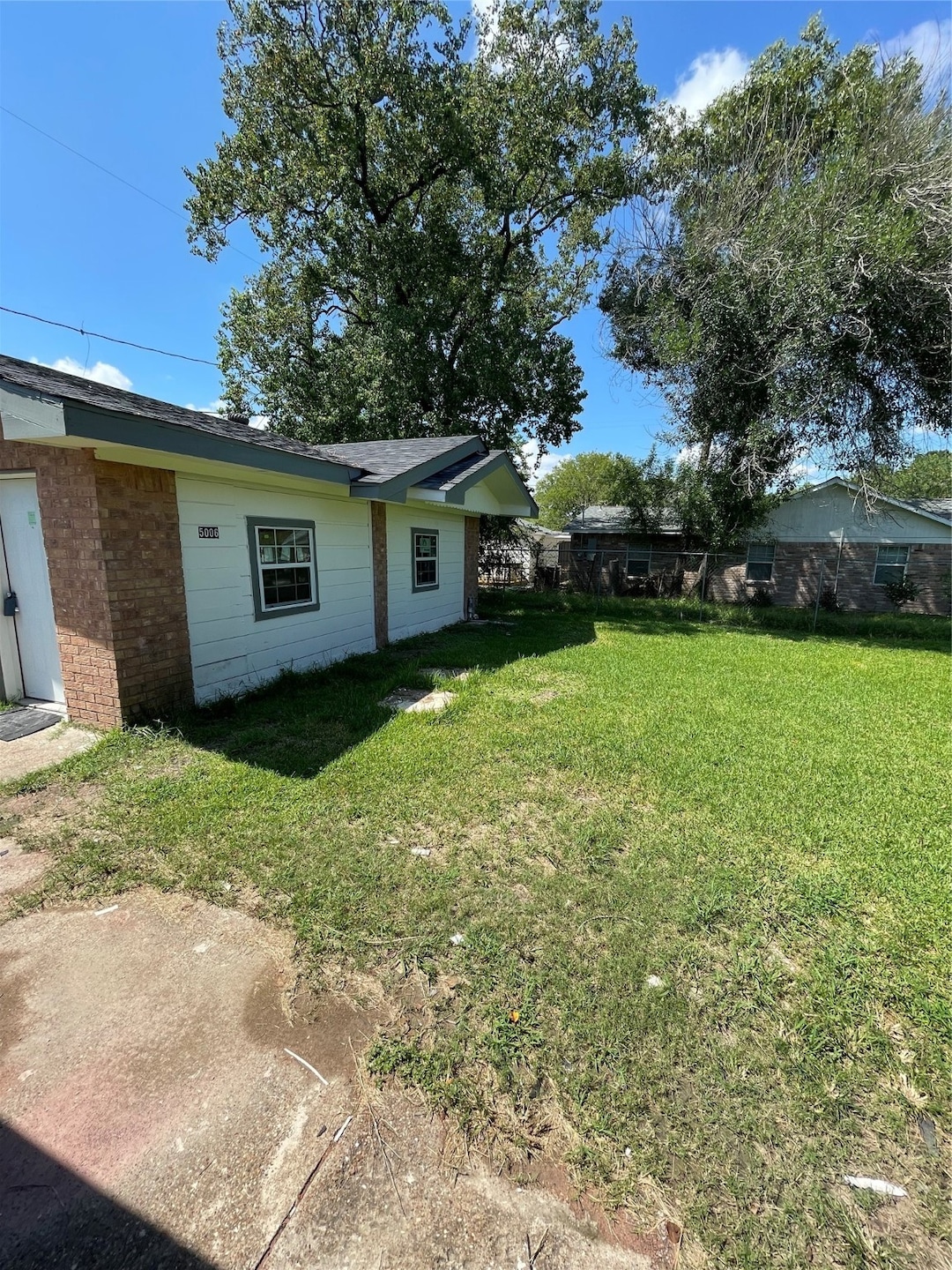 front entrance view. VERY SPACIOUS FRONT YARD