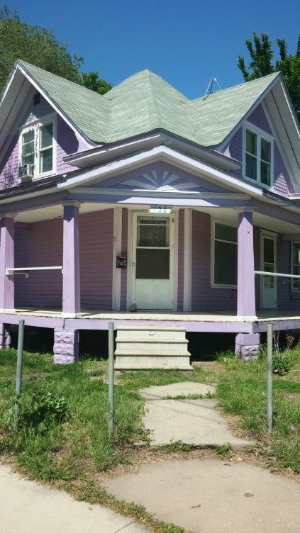 Look at that nice big porch goes around the house.