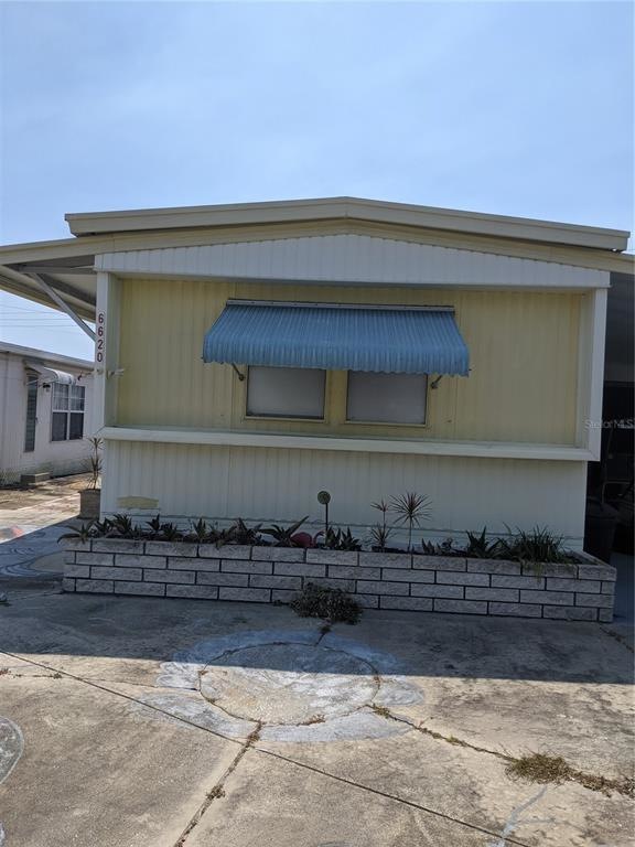 Front of home with lots of parking