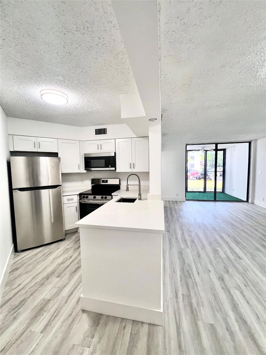 214 Lake Pointe Dr unit 103, Oakland Park, FL 33309 - photo 1