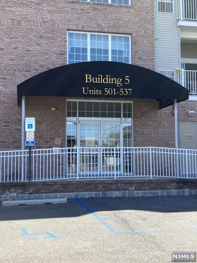 516 Bushes Ln, Elmwood Park, NJ 07407 - photo 1