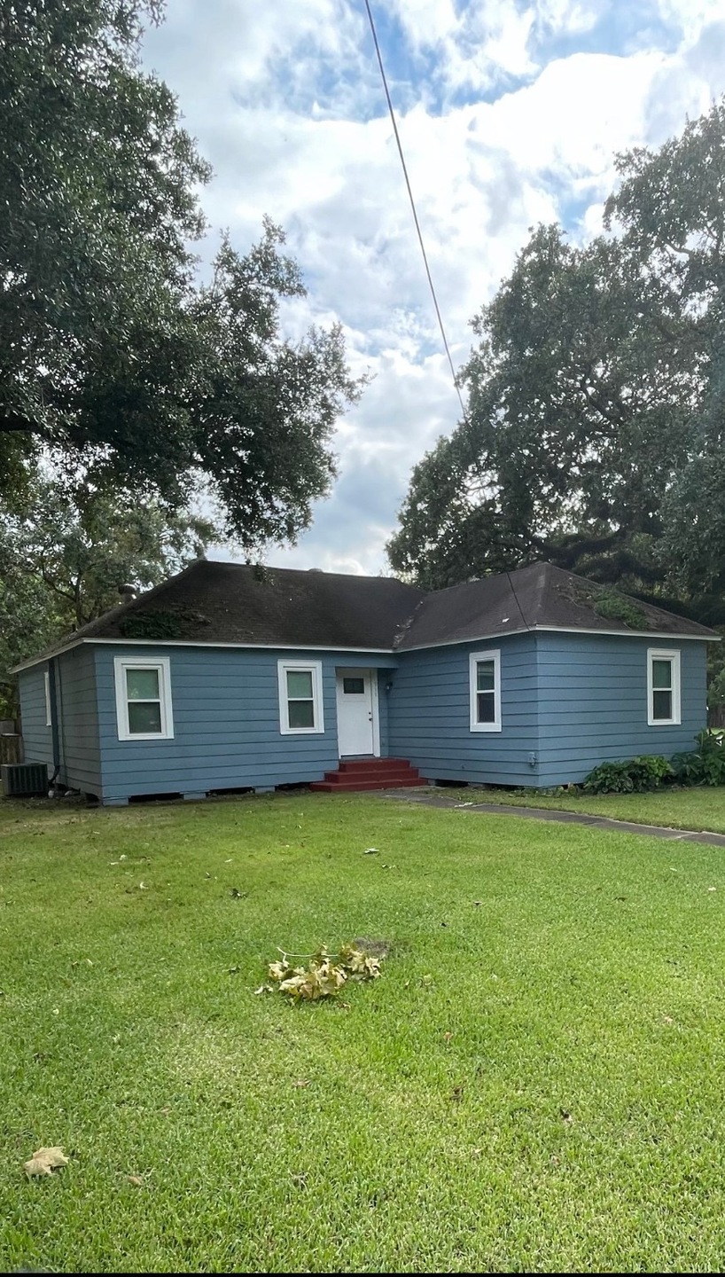 917 W Sealy St, Alvin, TX 77511 - photo 1