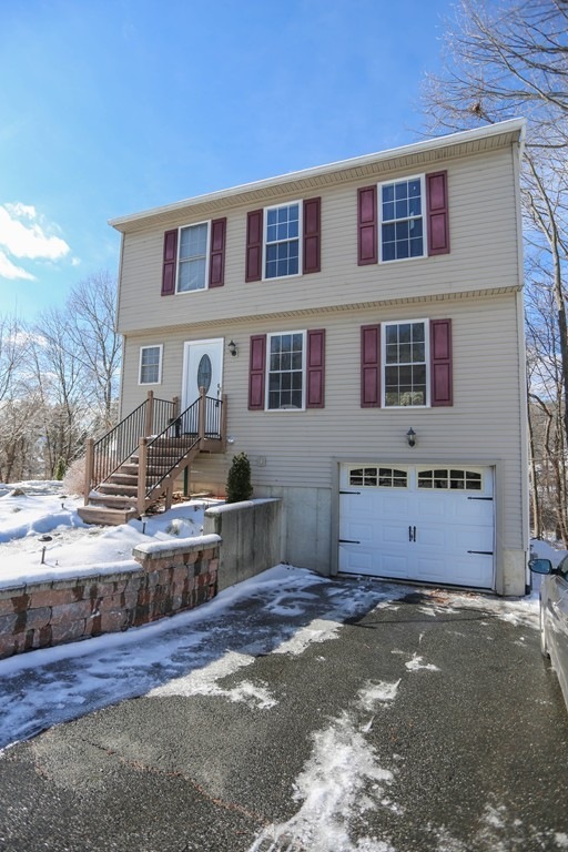 1 Wayne Ct, Holyoke, MA 01040 - photo 1