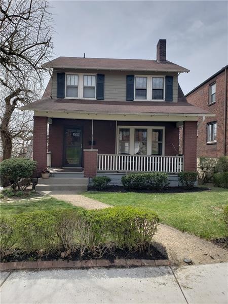 Full length front porch, perfect for your swing