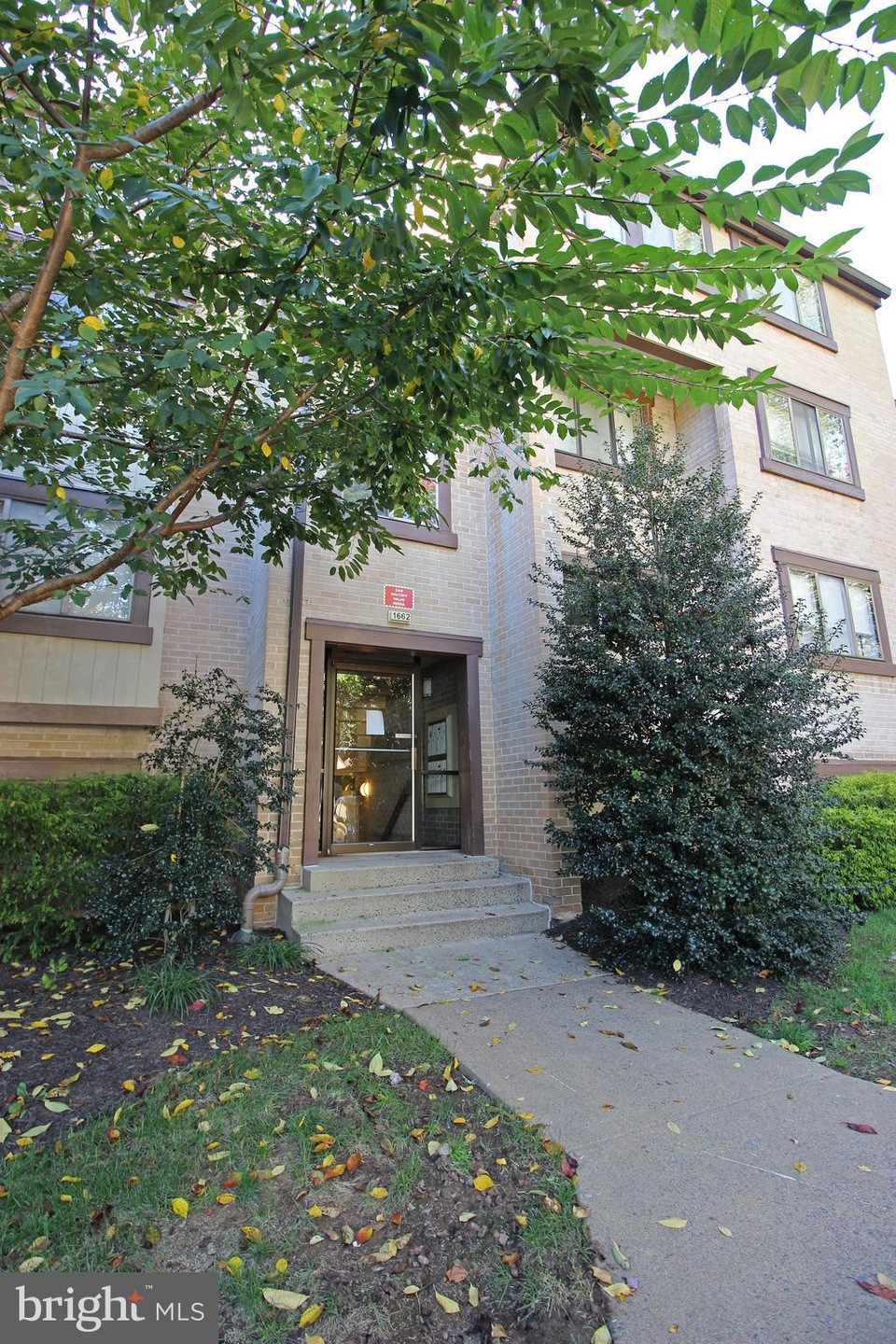 1662 Parkcrest Cir unit 400, Reston, VA 20190 - photo 1