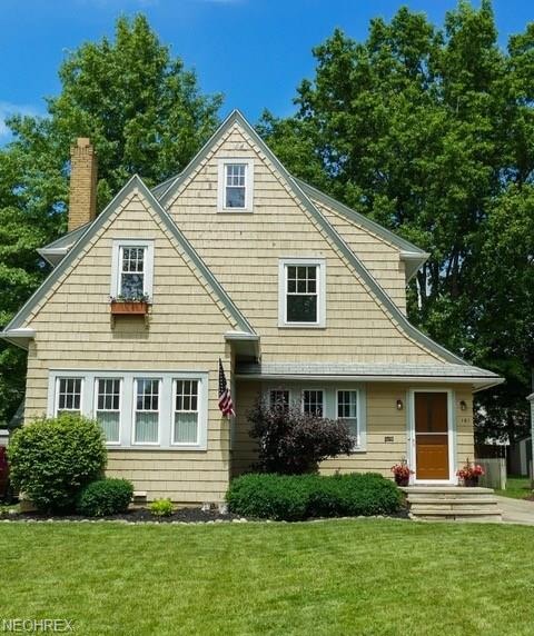 Come see this charming colonial , move in ready, o