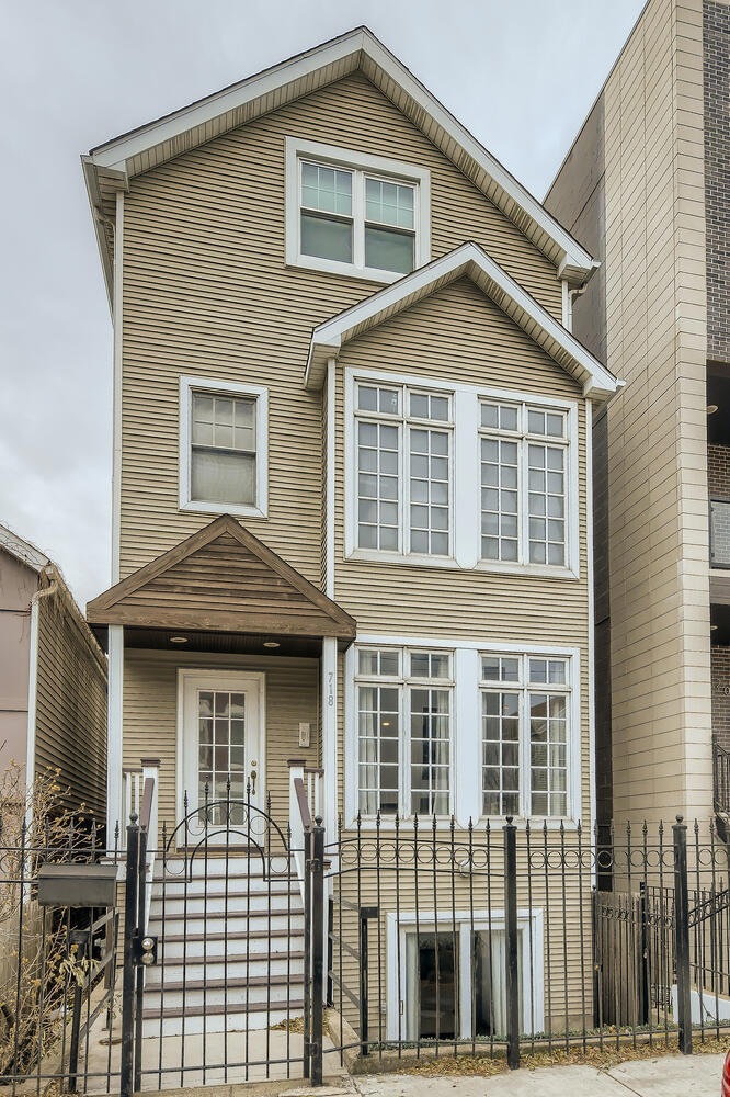 718 N Willard Ct unit 1, Chicago, IL 60642 - photo 1