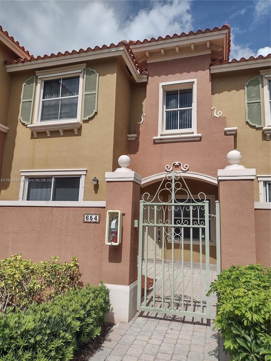 654 SW 106th Ave unit 1502, Pembroke Pines, FL 33025 - photo 1