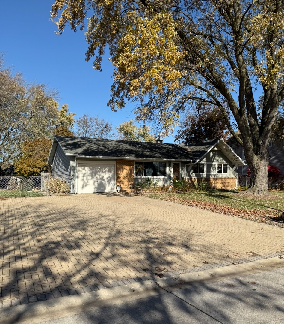 655 W Comstock Ave, Elmhurst, IL 60126 - photo 1