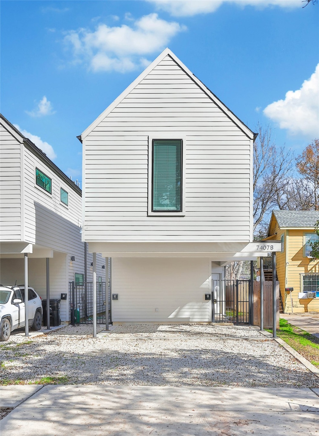 This property has 3 bedrooms and 2.5 bathrooms ups