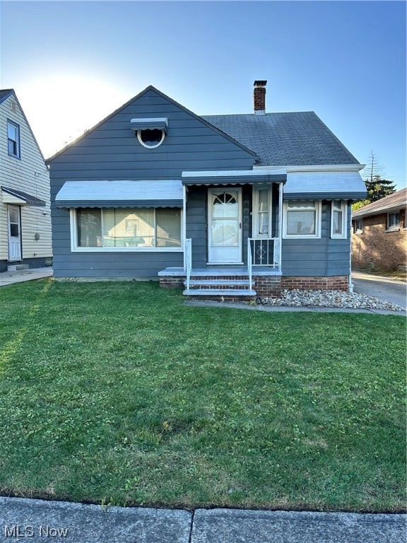 View of front facade featuring a front yard